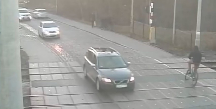 Kompletnie pijany rowerzysta jeździł po przejeździe kolejowym, przewracał się przed samochodami i wyłamał szlaban [wideo]