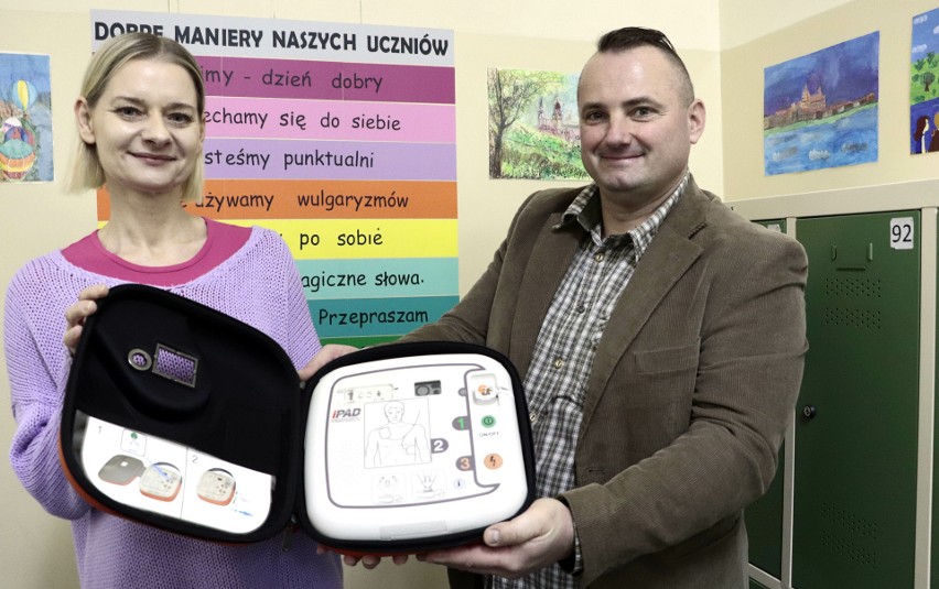 Defibrylator AED prezentują Marcin Kowalski, przewodniczący...