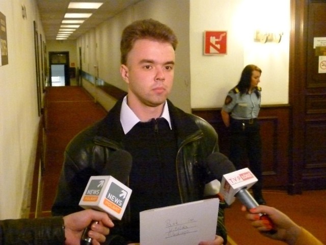 Przemysław Kicowski z Ruchu Narodowego przyniósł do urzędu petycję w sprawie zmiany nazwy parku.