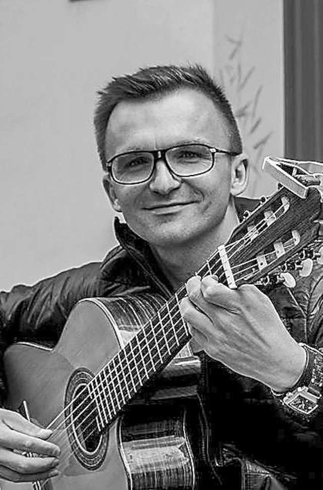 Szymon Rojek od czterech lat gra na gitarze. Torunianie znają go głównie z utworów Erica Claptona i Stinga