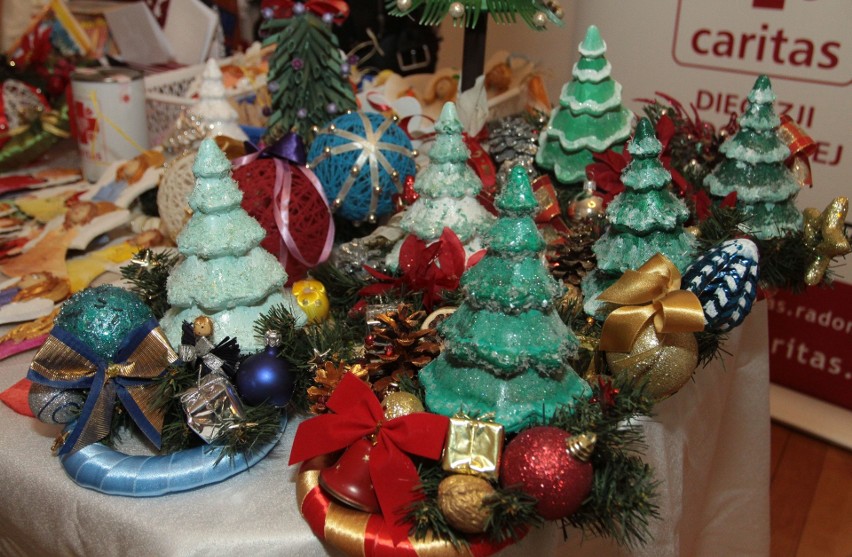 Kiermasz bożonarodzeniowy w Radomiu. Podopieczni stowarzyszeń sprzedawali świąteczne ozdoby
