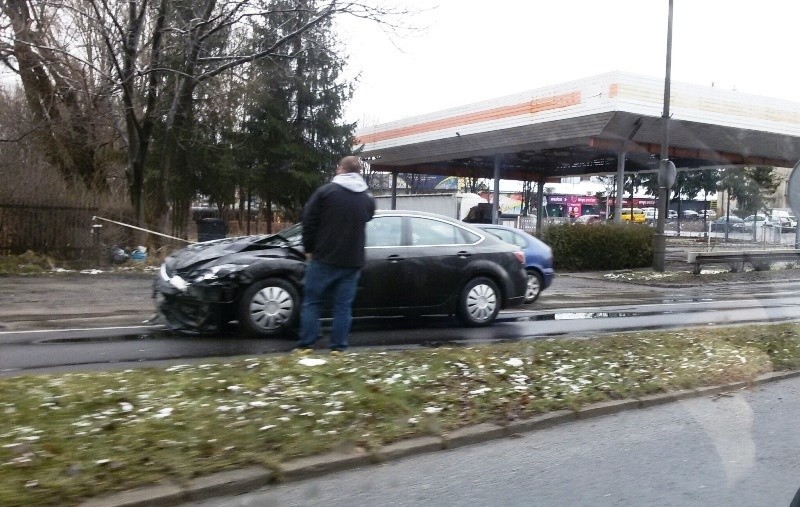 Wypadek w Bielsku-Białej. Kierowca uwięziony w aucie [ZDJĘCIA]