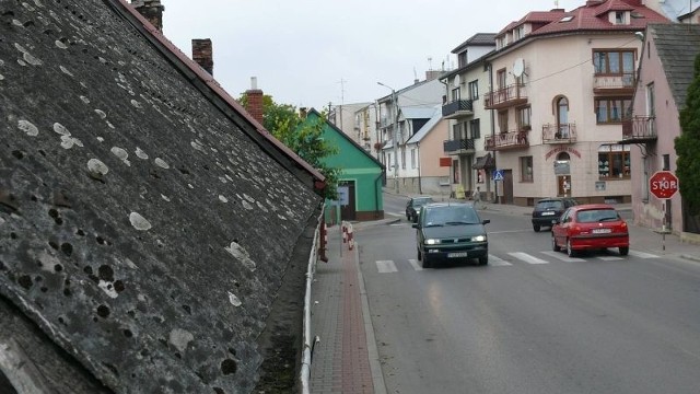 Takie dachy, jak ten w centrum Staszowa przy ulicy Kolejowej, można spotkać w całej gminie. Jest tu jeszcze niemal pół miliona metrów kwadratowych płyt zawierających azbest.