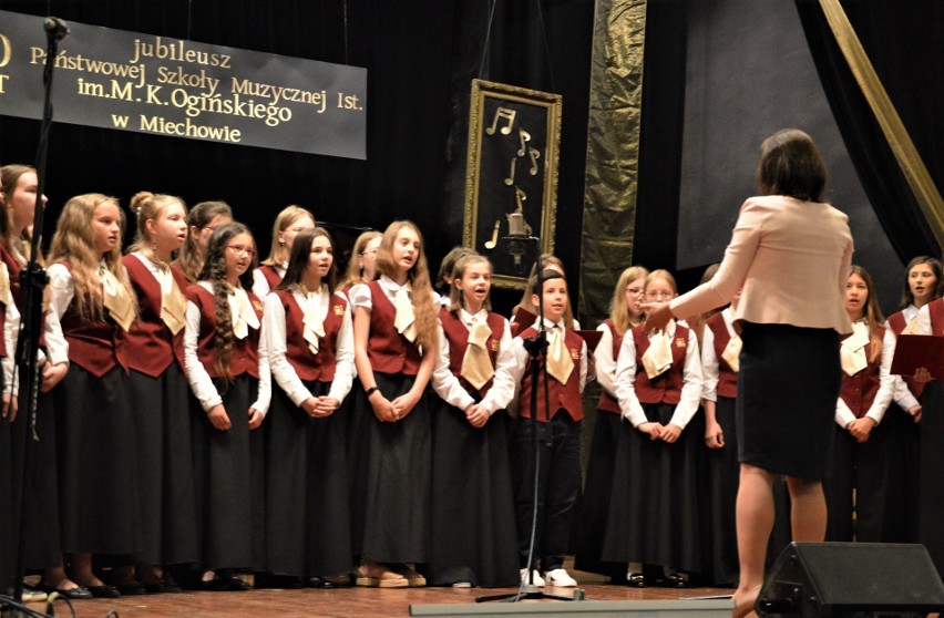 Koncert jubileuszowy rozpoczął szkolny chór pod dyrekcją...