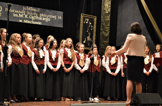 Koncert jubileuszowy rozpoczął szkolny chór pod dyrekcją Joanny Sznajder