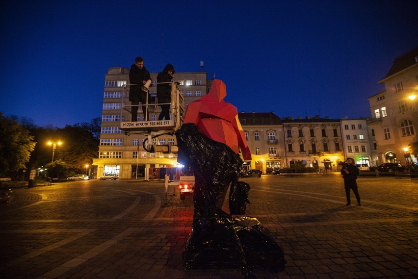 Kraków. Na placu Szczepańskim stanęły boty. To artystyczne oswajanie przyszłości