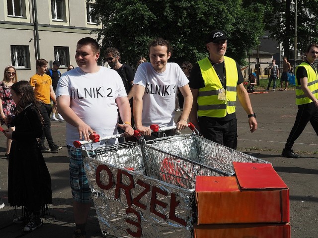 Rozpoczął się juwenaliowy weekend Politechniki Łódzkiej. Studenci "Polibudy" wystawili wesołe scenki. Wykazali się kreatywnością w wykonywaniu dekoracji i strojów.