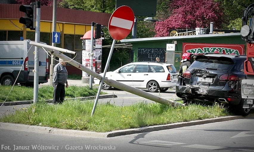 Wrocław: Wypadek Porsche na rondzie Żołnierzy Wyklętych (ZDJĘCIA)