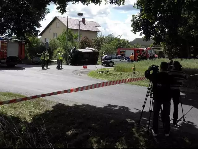 Na miejscu zdarzenia pracują policjanci i prokurator. Ruch jest wstrzymany. Na miejsce dotarły 4 zastępy straży pożarnej.&#8203;