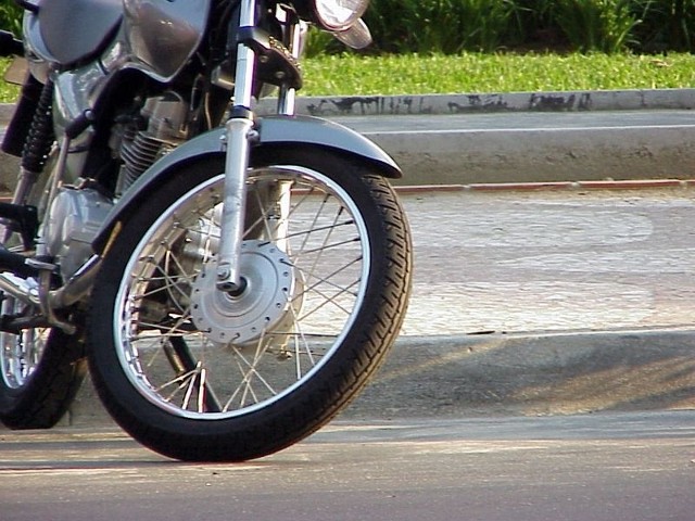 Śmiertelny wypadek na drodze krajowej nr 6. Motocyklista zginął na miejscu.