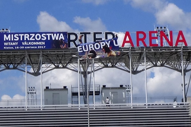 W czwartek zaklejano nazwę Kolporter Arena na kieleckim stadionie. 