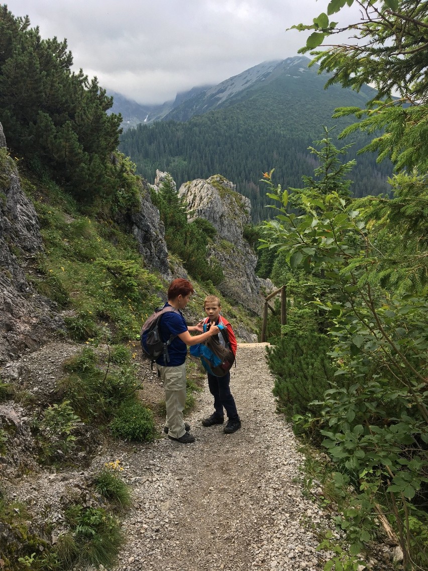 Tatry. Turystów na górskich szlakach jest sporo, ale tłumów (na szczęście) nie spotkamy