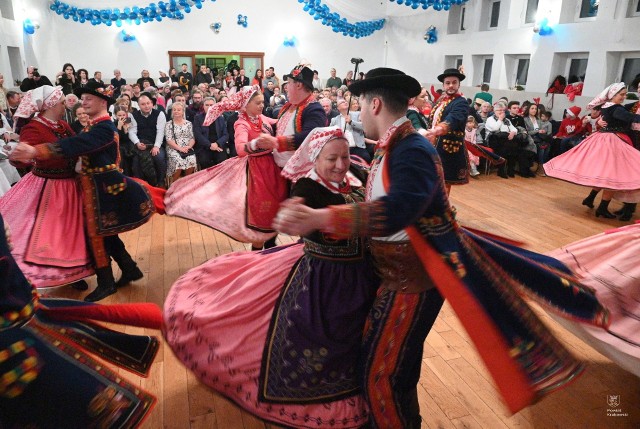 Pokaz tańców w wykonaniu Zespołu Regionalnego Mystkowianie