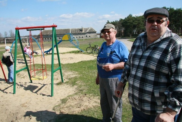 - Plac przylega do drogi, dlatego trzeba go jakoś zabezpieczyć - postulują Ryszard Fiedler i Edward Pokolenko.