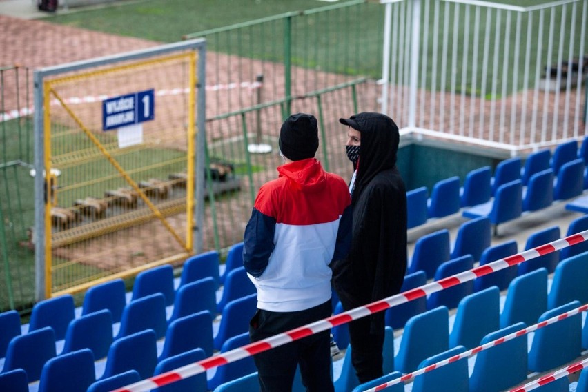 Hutnik Kraków. Tak wyglądały puste trybunach stadionu na Suchych Stawach w meczu ze Skrą Częstochowa [ZDJĘCIA]