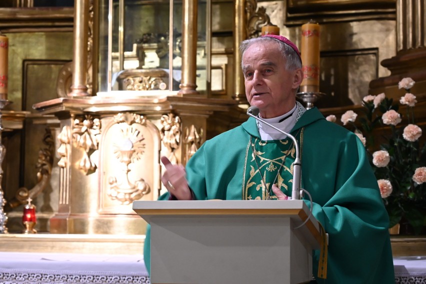 Biskup Marian Florczyk odprawił mszę świętą w intencji Korony Kielce w kościele Świętej Trójcy. Byli piłkarze, trenerzy, prezes