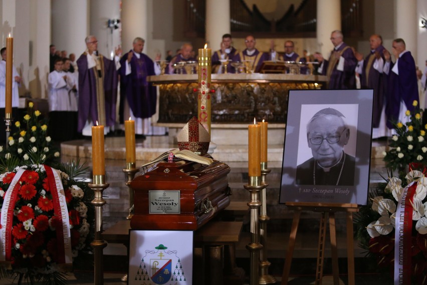 Pogrzeb arcybiskupa Szczepana Wesołego. Zmarły,, zgodnie ze...