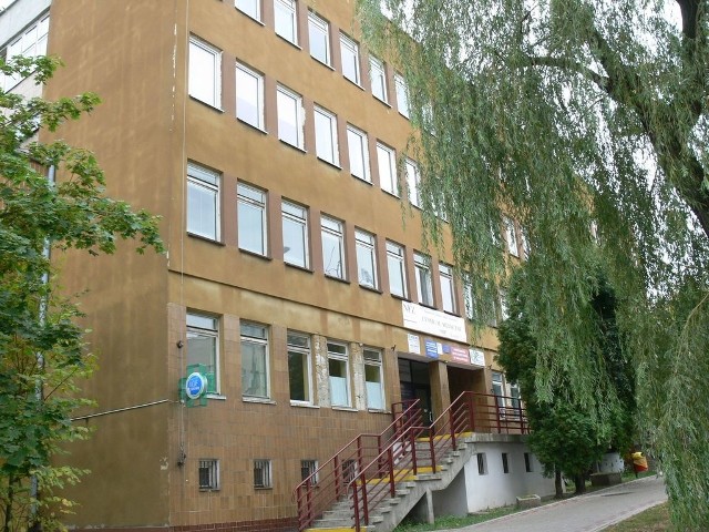 Prezydent Tarnobrzega udostępnił na potrzeby punktu nieodpłatnie cztery pomieszczenia w budynku Przychodni Specjalistycznej przy ul. 1-go Maja w Tarnobrzegu.