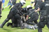Zadyma w Chorzowie: Policjanci przebrani za fotoreporterów łapią kiboli. Skandal w Chorzowie ZDJĘCIA