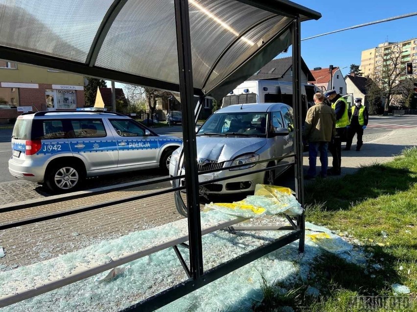 Kolizja w Opolu. Skoda uderzyła w przystankową wiatę.