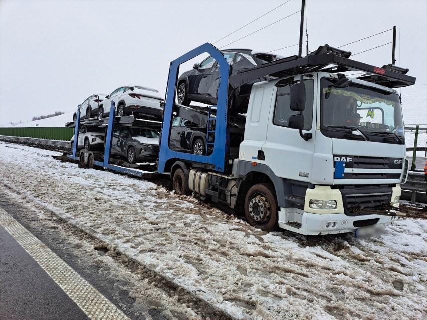Na autostradzie A4 w Chłopicach w powiecie jarosławskim ukraińska ciężarówka zjechała na pas rozdziału