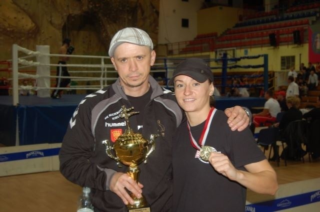 Sandra Drabik z trenerem Markiem Soboniem z medalem mistrzostw Polski w kickboxingu wywalczonym w Nowym Sączu.