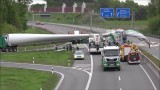 Turbina wiatrowa spadła z naczepy i uszkodziła ciężarówkę na niemieckiej autostradzie