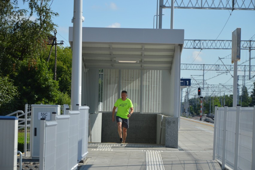 Oddano tunel pod torami kolejowymi w Zgierzu. Szerokie przejście, eleganckie windy