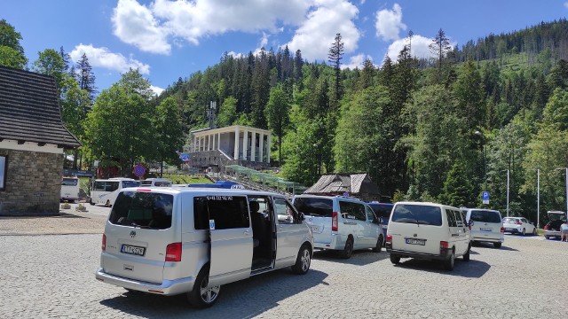 Kolejka busów i taksówek w Kuźnicach