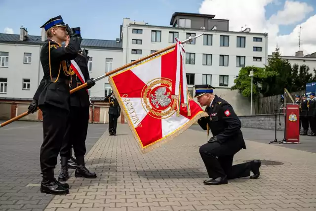 Nowo powołany komendant przywitał się ze sztandarem i uroczyście odebrał akt powołania na stanowisko