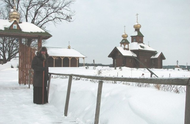 Archimandryta Gabriel często samotnie spaceruje po terenie pustelni. Pilnuje tego, co zbudowali życzliwi mu ludzie.