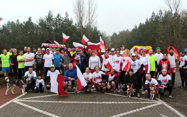 Świąteczny biało-czerwony Parkrun wystartował z ronda Jerzego Popiełuszki. Jego uczestnicy jak co sobotę mieli do przebiegnięcia dystans 5 km lecz tym razem chodziło o to, aby zaznaczyć świąteczny charakter biegu barwami narodowymi.