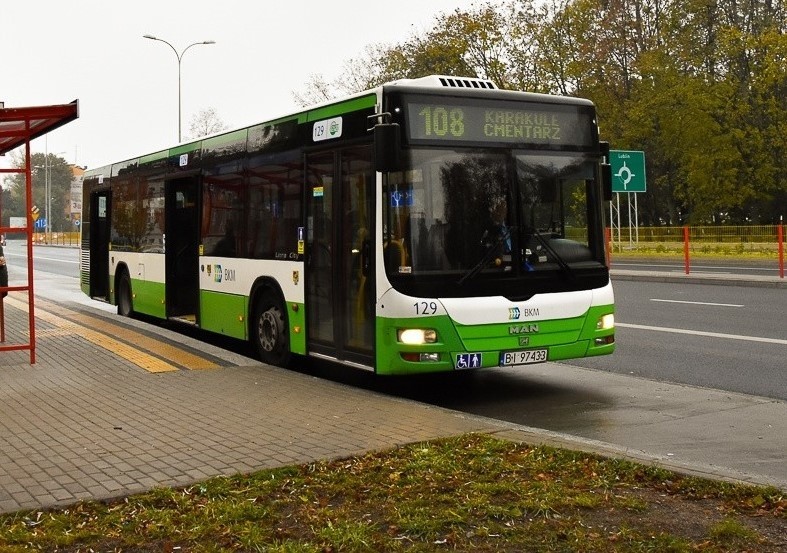 Białystok. Miasto szykuje się do uroczystości 1 listopada. Będą dodatkowe kursy autobusów BKM od 29.10.2020 do 3.11.2020 r.