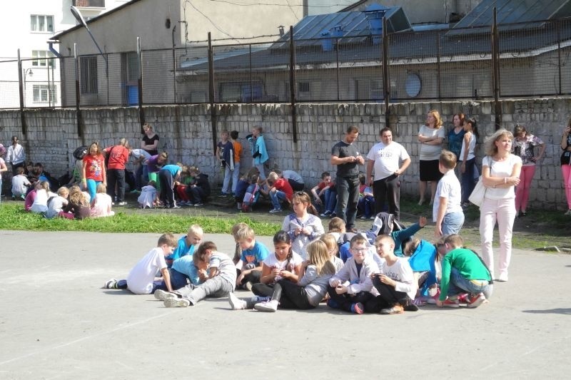 SP 4. Ewakuacja szkoły. Setki dzieci musiały opuścić budynek (wideo, zdjęcia)