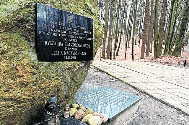 Tablica upamiętniająca prezydentów R. Kaczorowskiego i L. Kaczyńskiego; tu w niedzielę odbędzie się apel pamięci 