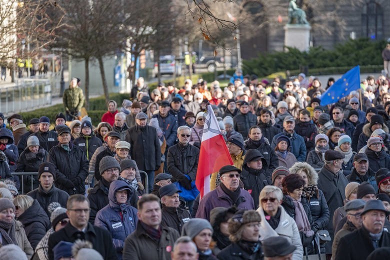 Na Placu Wolności w Poznaniu zebrały się tłumy. Mieszkańcy...