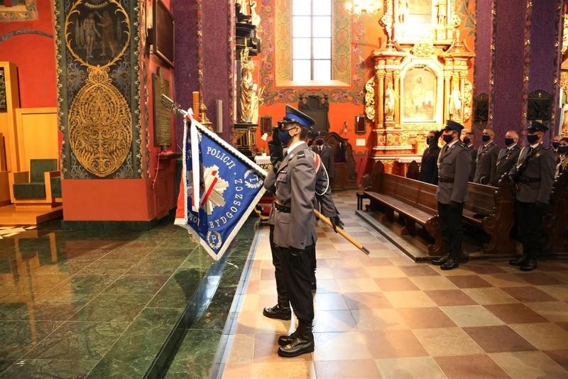 Policjanci świętowali, ale tylko kameralnie i w maskach. 1487 z nich zostało awansowanych