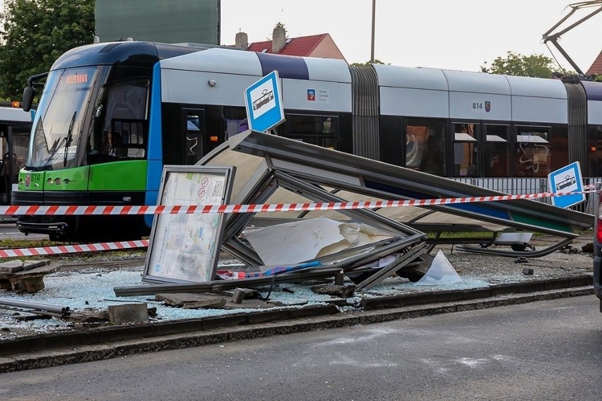 Wypadek na Mickiewicza w Szczecinie. Samochód zderzył się z...