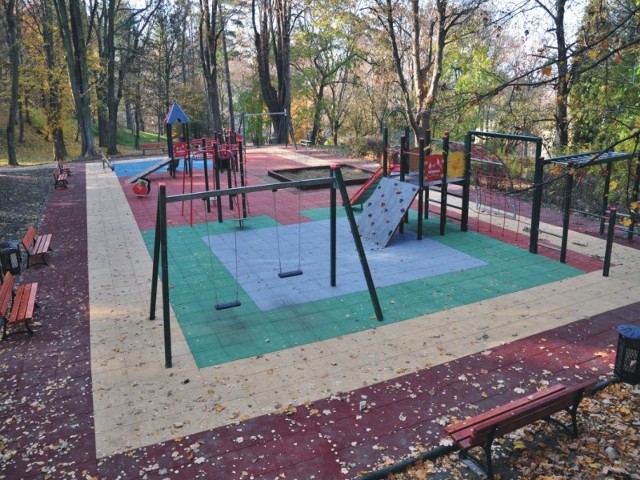 Przemyślanie mogą spacerować po odnowionym parku miejskim. Największą atrakcją dla dzieci będą odnowione place zabaw.