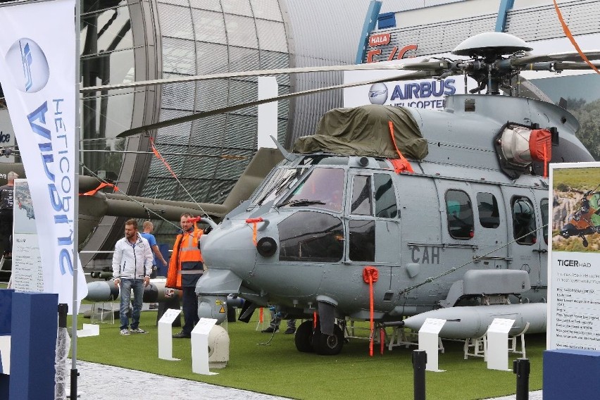 Na stoisku Airbus Helicopters prezentowany jest Caracal...