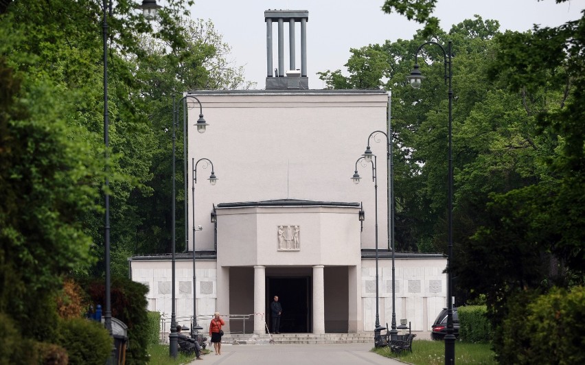 Kaplica cmentarna wybudowana została w latach 1920-21 według...