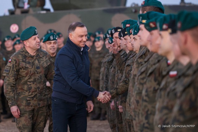 Prezydent Andrzej Duda spotkał się na lotnisku Rzeszów-Jasionka z żołnierzami 18. Dywizji Zmechanizowanej