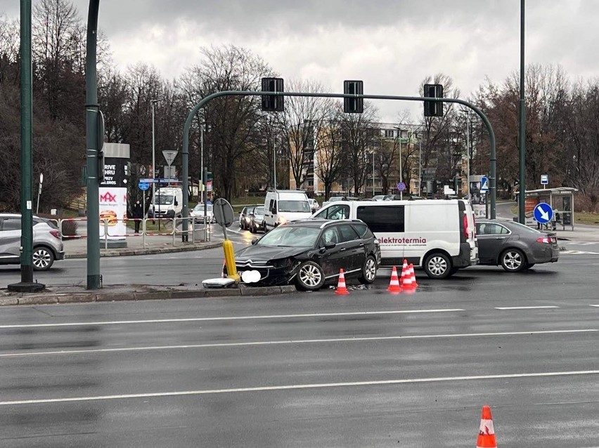 Pijany kierowca na ruchliwej ulicy w Krakowie. Dwa auta skasowane