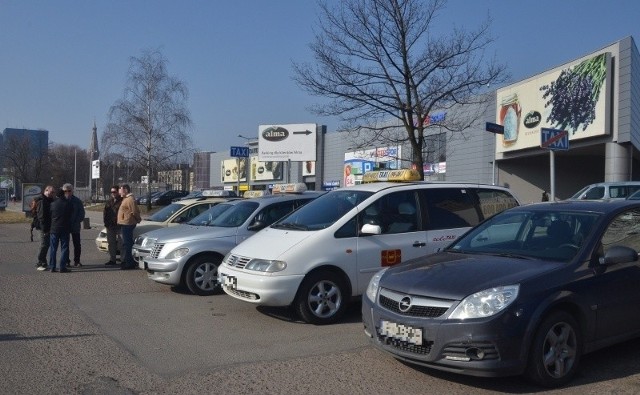 Prywatne samochody często parkują na postoju pod supermarketem u zbiegu al. Kilińskiego i al. Piłsudskiego.