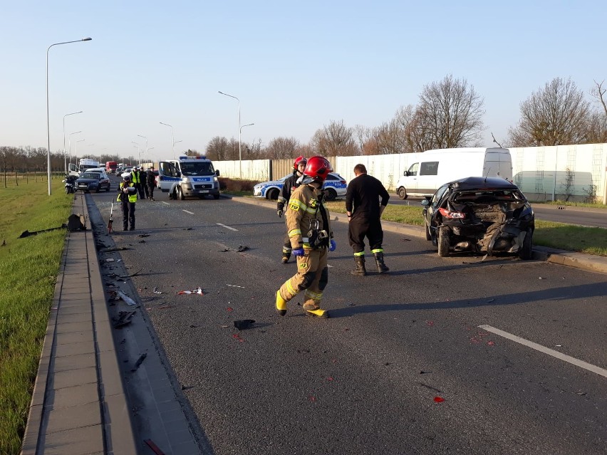 Wypadek wydarzył się na alei Nowaka-Jeziorańskiego na jezdni...