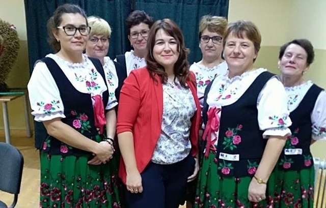 Małgorzata Leszczyńska - Stawiarz (pośrodku zdjęcia) pomaga stowarzyszeniom, jednostkom straży i kołom gospodyń pozyskiwać dofinansowanie. Na zdjęciu z paniami z Koła Gospodyń Wiejskich Góry.