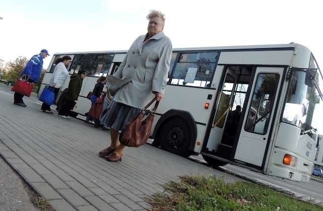 Osoby Starsze i niepełnosprawne potrzebują więcej czasu, aby wsiąść czy wysiąść z autobusu