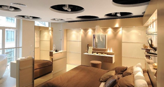 Sufit podwieszany w sypialniW suficie podwieszanym montuje się najczęściej oświetlenie wnętrza - główne lub dekoracyjne
