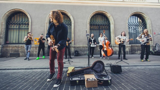 9-osobowy Kraków Street Band godnie reprezentował Polskę na największych zagranicznych festiwalach muzyki ulicznej, w najbliższą niedzielę „postreetuje” w amfiteatrze