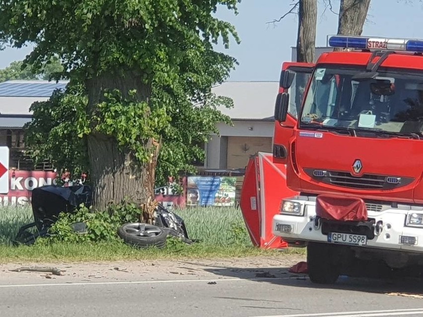 Śmiertelny wypadek w Rekowie na DW216 na trasie Reda-Puck 5.06. Czarne audi rozbiło się na drzewie, nie żyje mężczyzna 